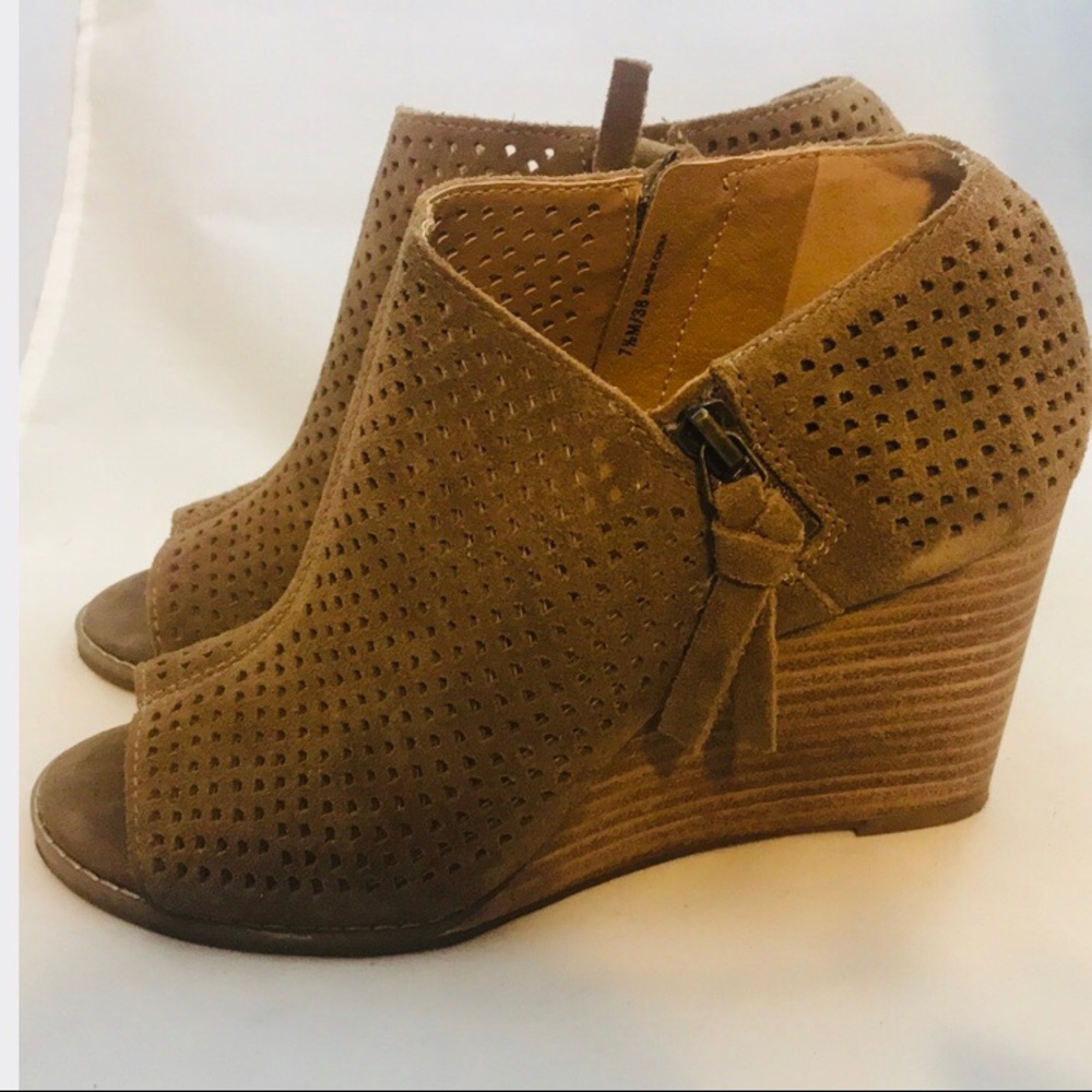 Lucky Brand Taupe Jabilo Peep Toe Wedges